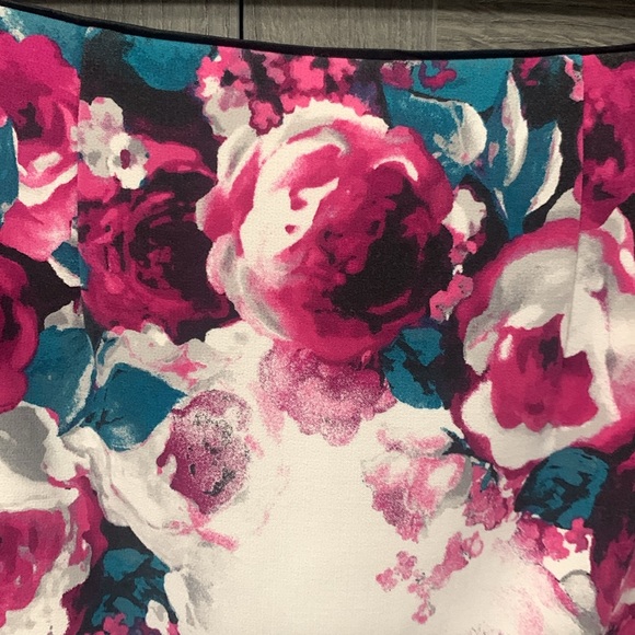 White House Black Market Magenta Rose & Blue Floral Pencil Skirt Woman's Size 00 - Picture 2 of 8